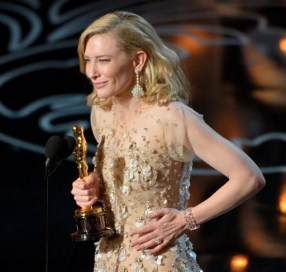 Cate Blanchett recogiendo el Oscar