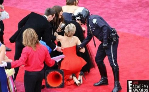 Jennifer Lawrence tropiezo en la alfombra roja.