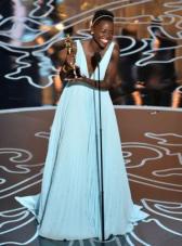 Lupita-Nyong-recibe-Oscar-mejor-actriz-reparto-anos-esclavitud